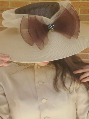 Elegant Wide-Brim Derby Hat with Brown Bow Accent